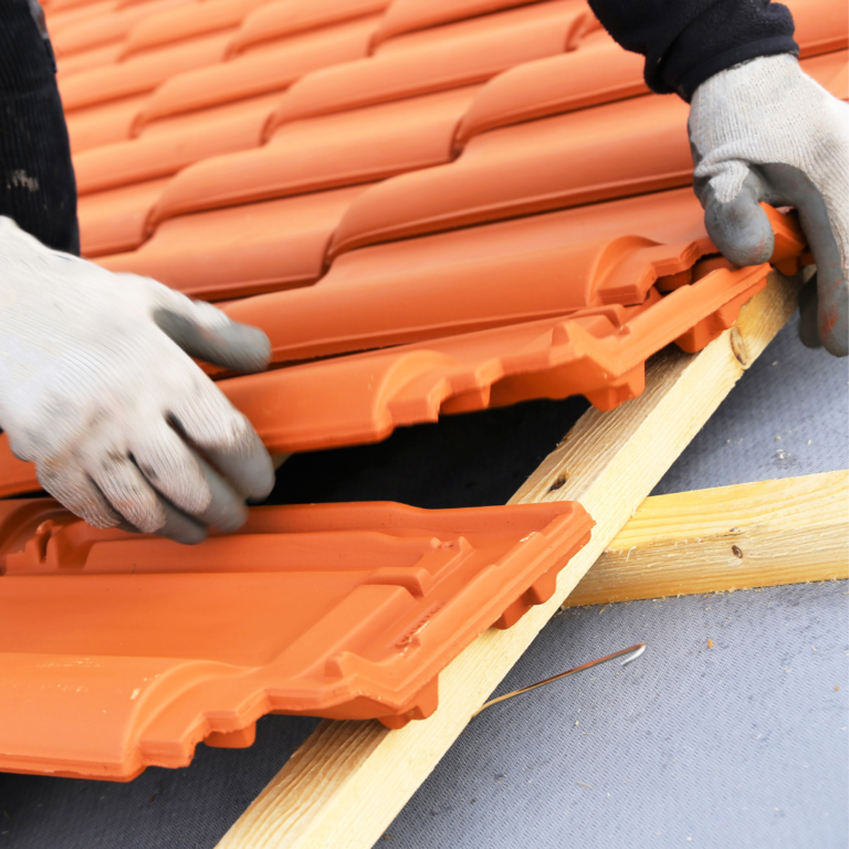 Chantier de rénovation de toiture – Couvreur Drap RB