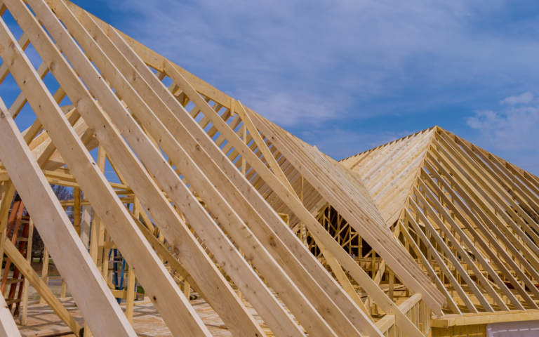Rénovation de charpente bois – Couvreur Drap RB