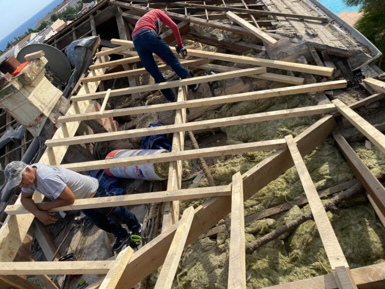 Rénovation de charpente bois – Couvreur Drap RB