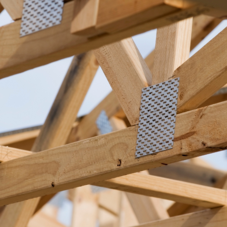 Rénovation de charpente bois – Couvreur Drap RB