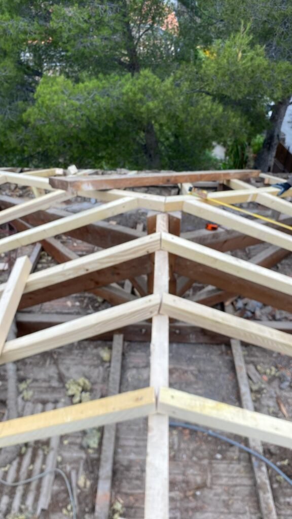 Rénovation de charpente bois – Couvreur Drap RB