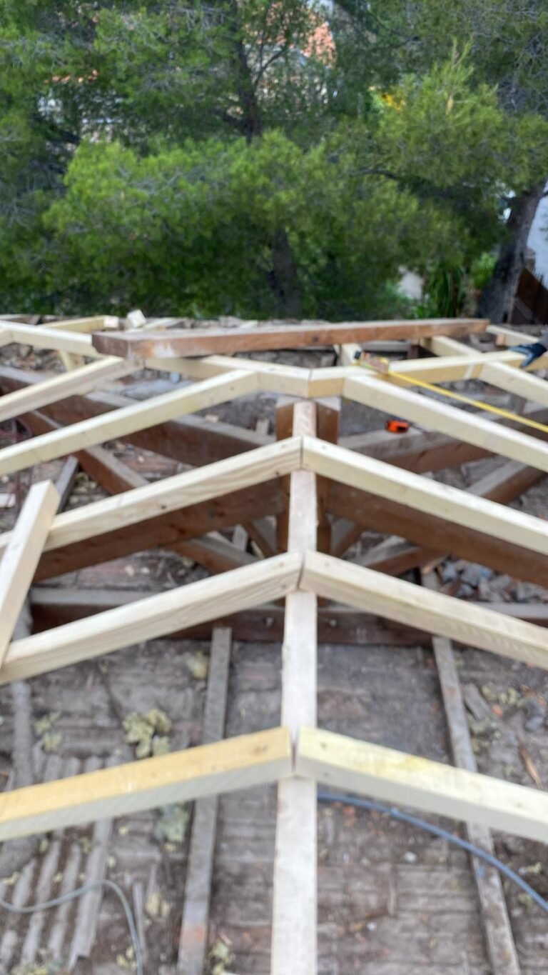 Rénovation de charpente bois – Couvreur Drap RB