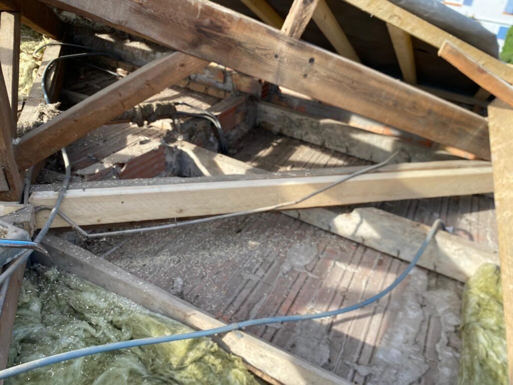 Rénovation de charpente bois – Couvreur Drap RB