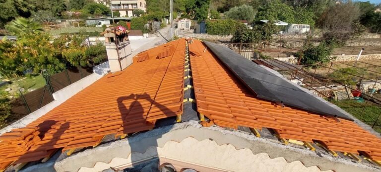 Toiture rénovée avec panneaux solaires – Couvreur Drap RB