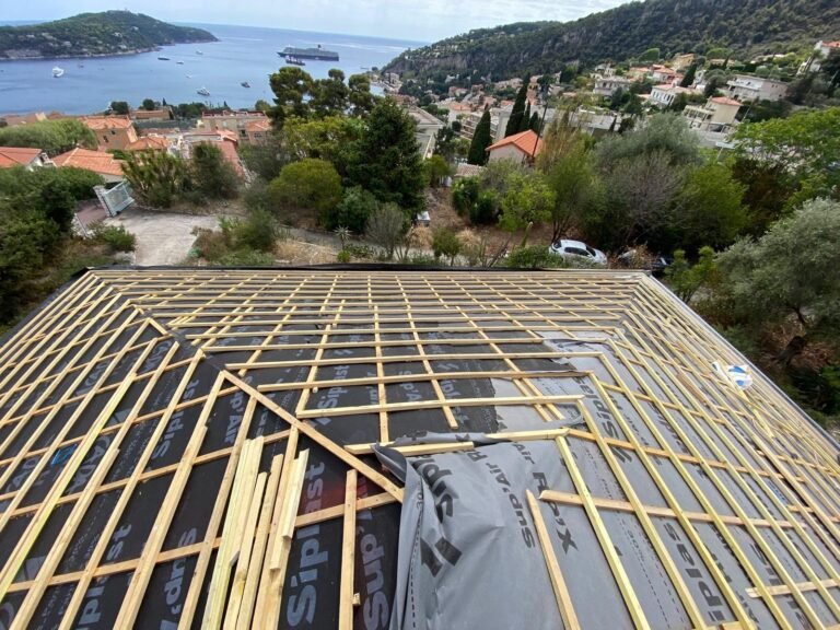 Rénovation de toiture avec vue sur mer – Couvreur Drap RB