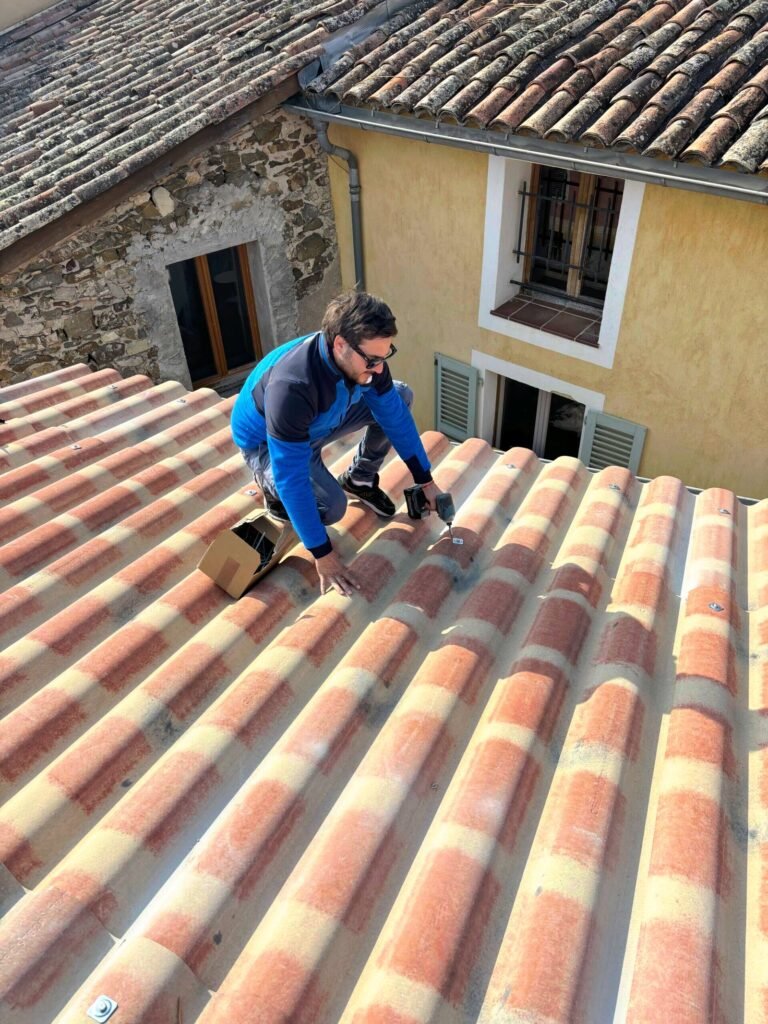 Couvreur au travail sur une toiture – Couvreur Drap RB