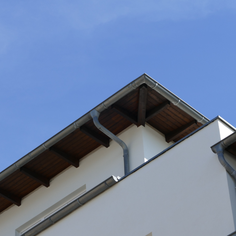 Pose de gouttières en aluminium – Couvreur Drap RB