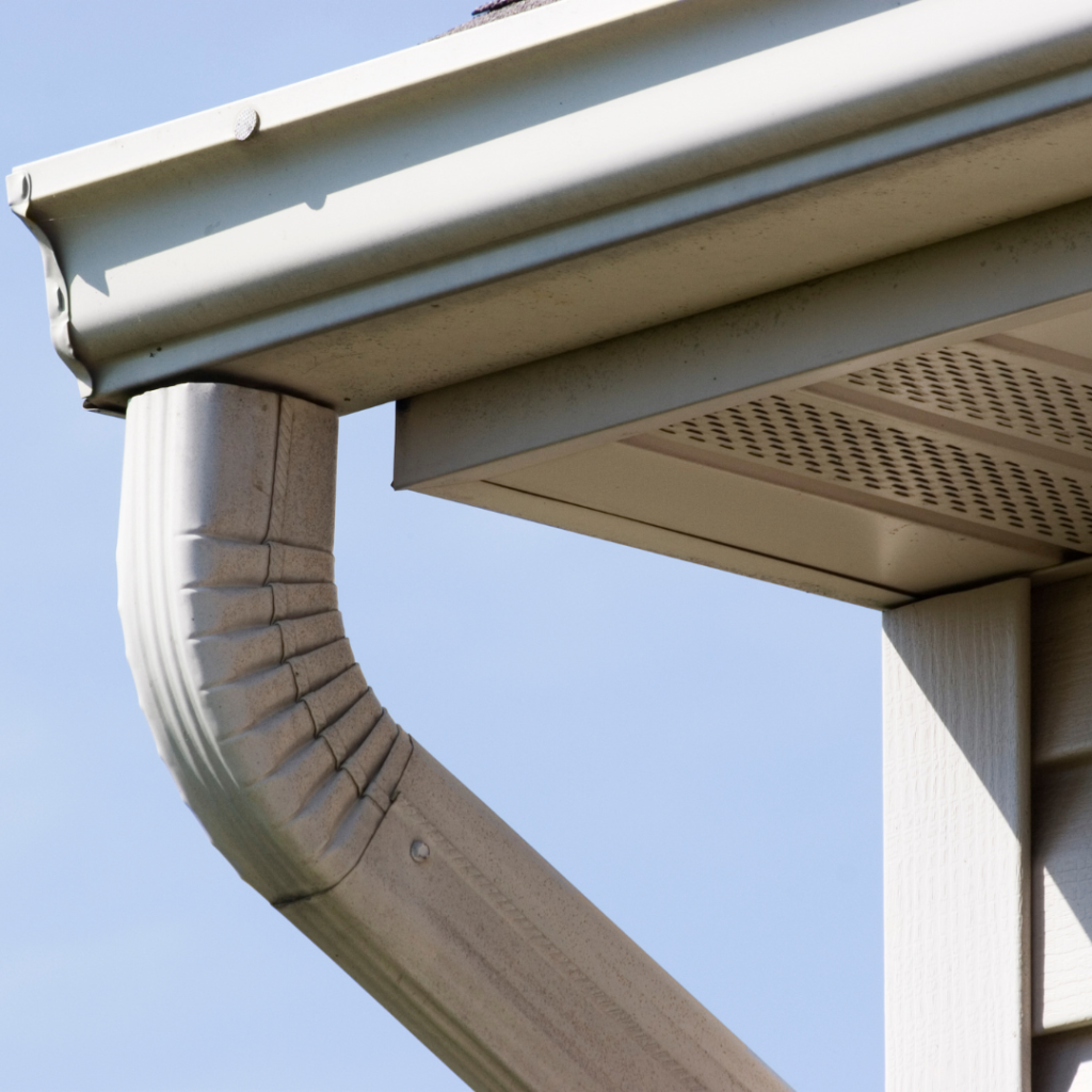 Pose de gouttières en aluminium – Couvreur Drap RB