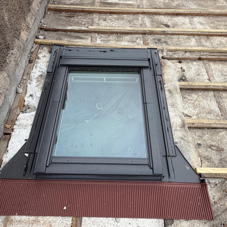 Pose de fenêtre de toit et rénovation de couverture – Couvreur Drap RB