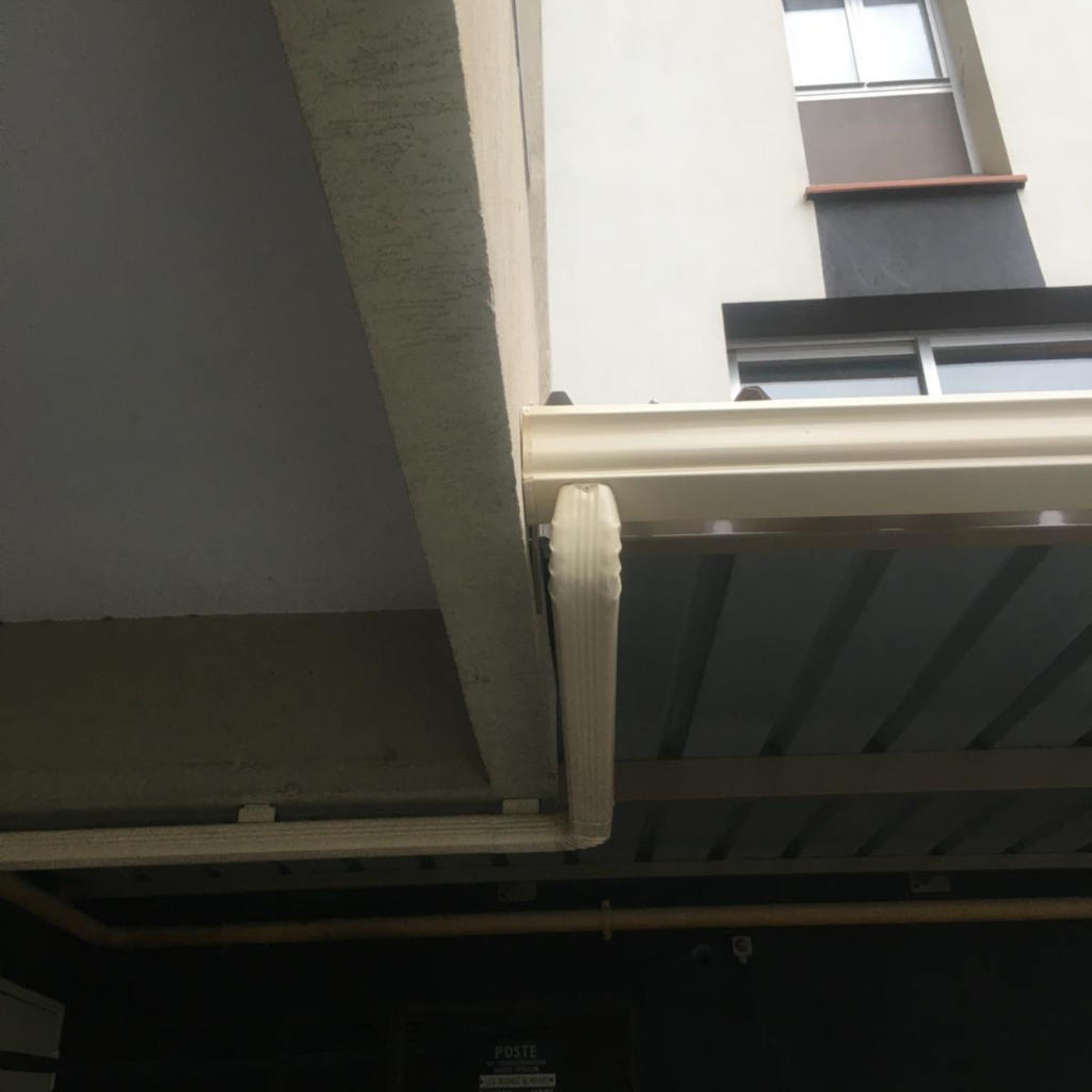 Pose de gouttières en aluminium – Couvreur Drap RB