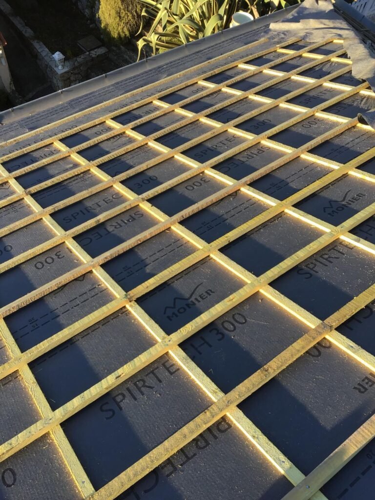 Chantier de rénovation de toiture – Couvreur Drap RB
