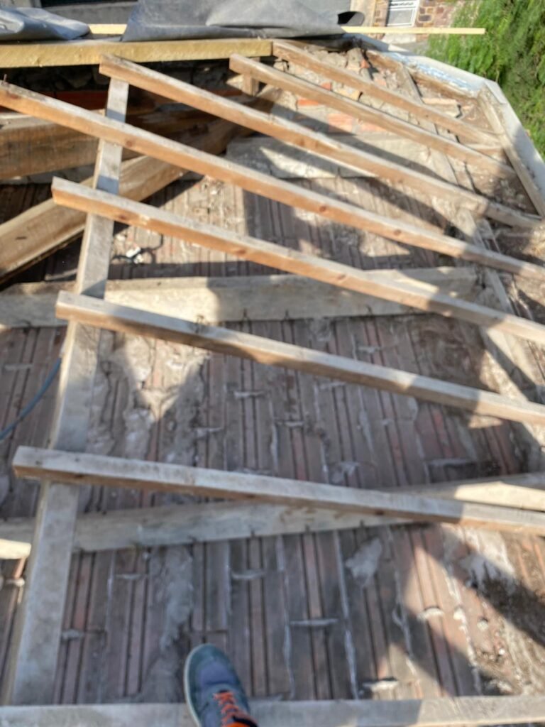 Rénovation de charpente bois – Couvreur Drap RB