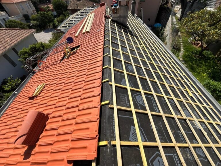 Chantier de rénovation de toiture – Couvreur Drap RB