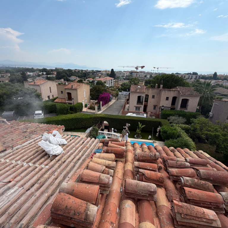 Chantier de rénovation de toiture – Couvreur Drap RB