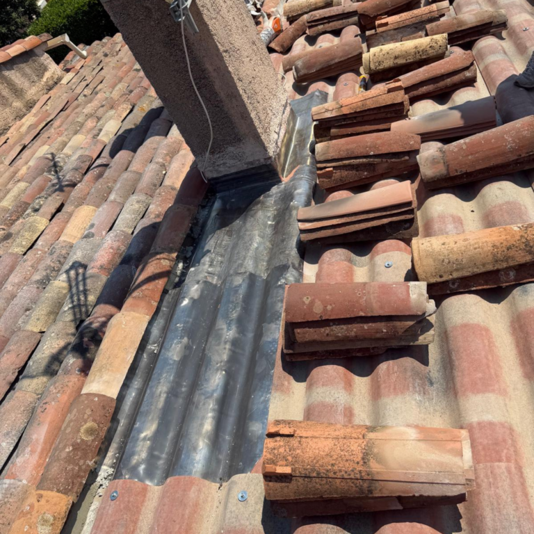 Chantier de rénovation de toiture – Couvreur Drap RB