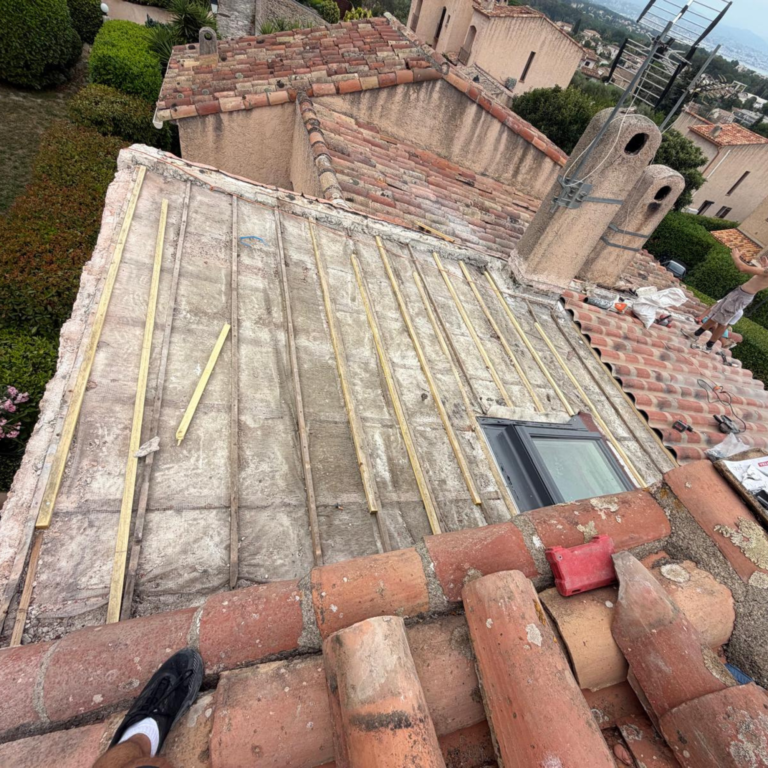 Pose de fenêtre de toit et rénovation de couverture – Couvreur Drap RB