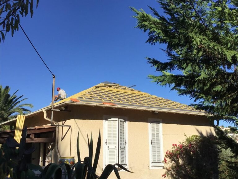 Chantier de rénovation de toiture – Couvreur Drap RB