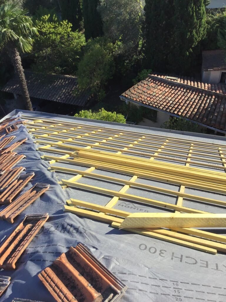 Chantier de rénovation de toiture – Couvreur Drap RB
