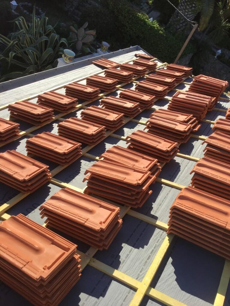 Chantier de rénovation de toiture – Couvreur Drap RB