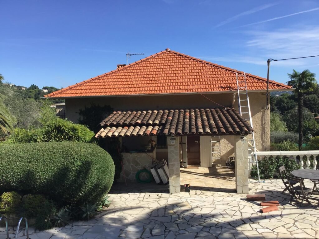 Chantier de rénovation de toiture – Couvreur Drap RB