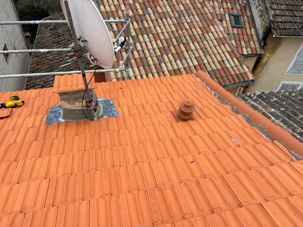 Chantier de rénovation de toiture – Couvreur Drap RB