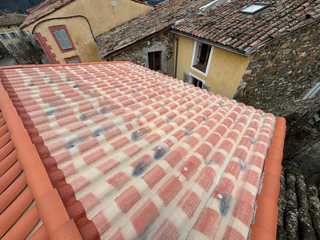 Chantier de rénovation de toiture – Couvreur Drap RB