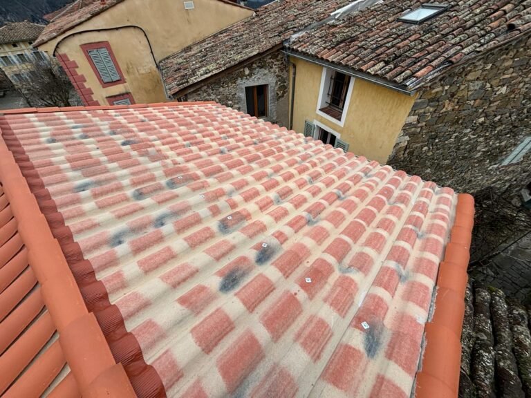 Chantier de rénovation de toiture – Couvreur Drap RB