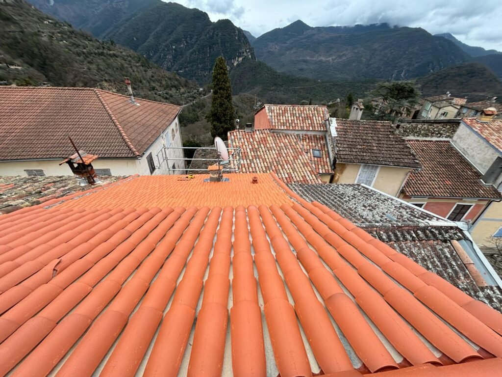 Chantier de rénovation de toiture – Couvreur Drap RB