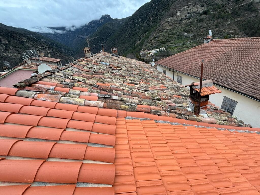 Chantier de rénovation de toiture – Couvreur Drap RB