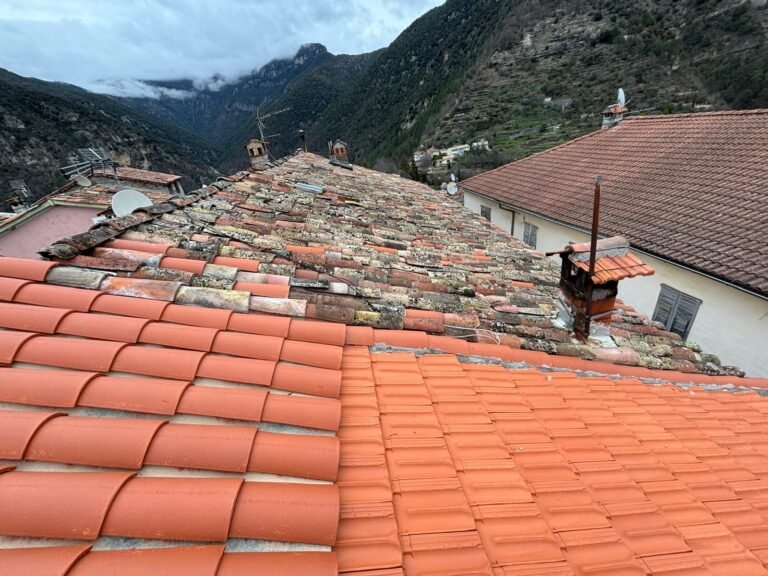 Chantier de rénovation de toiture – Couvreur Drap RB