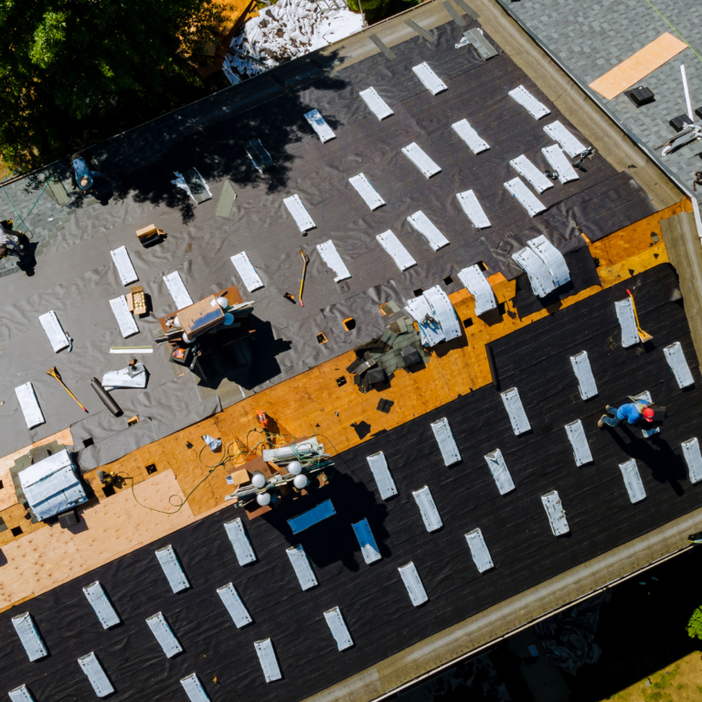 Chantier de rénovation de toiture – Couvreur Drap RB