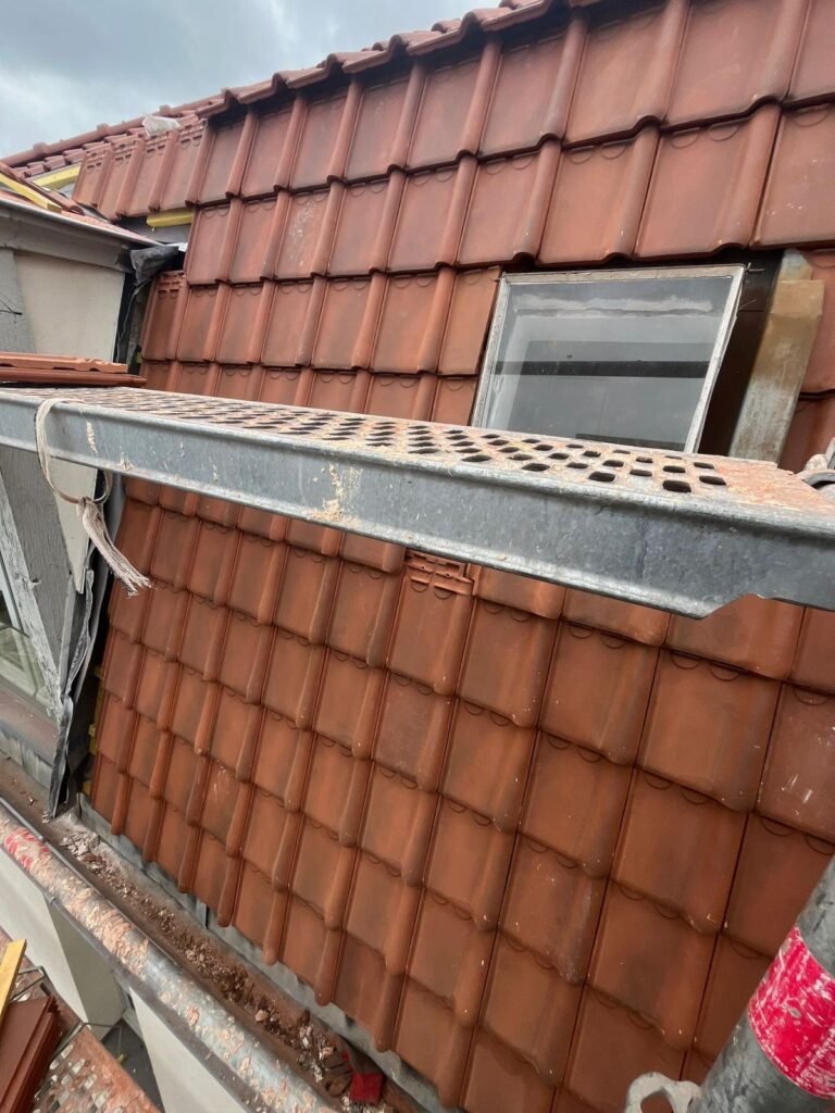 Pose de fenêtre de toit et rénovation de couverture – Couvreur Drap RB