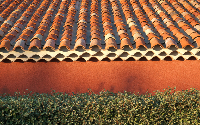 Pose de tuiles par un couvreur – Couvreur Drap RB